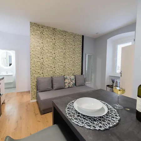 Apartment Poluotok 1 *
